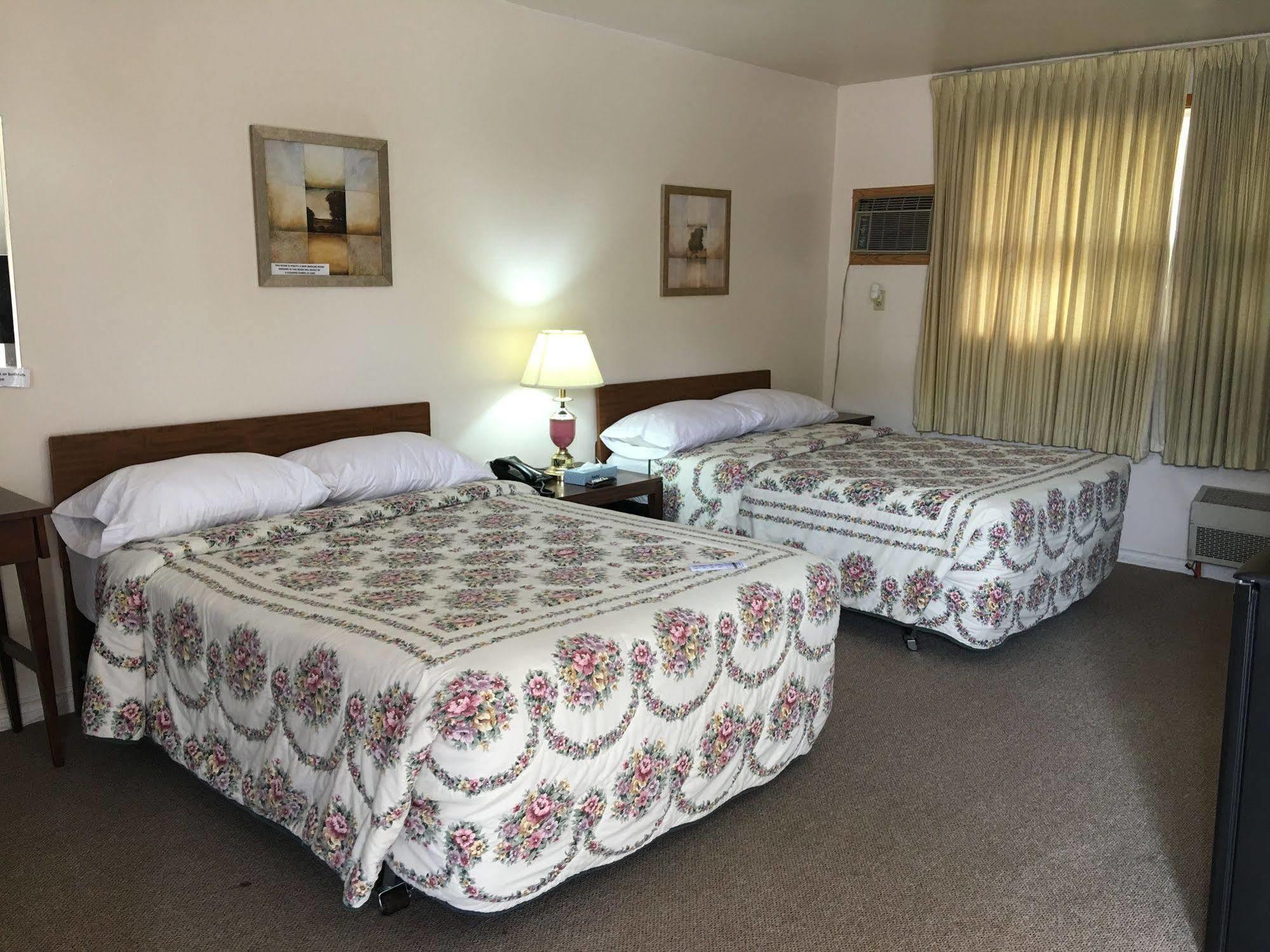 Knights Inn Cobourg Bagian luar foto