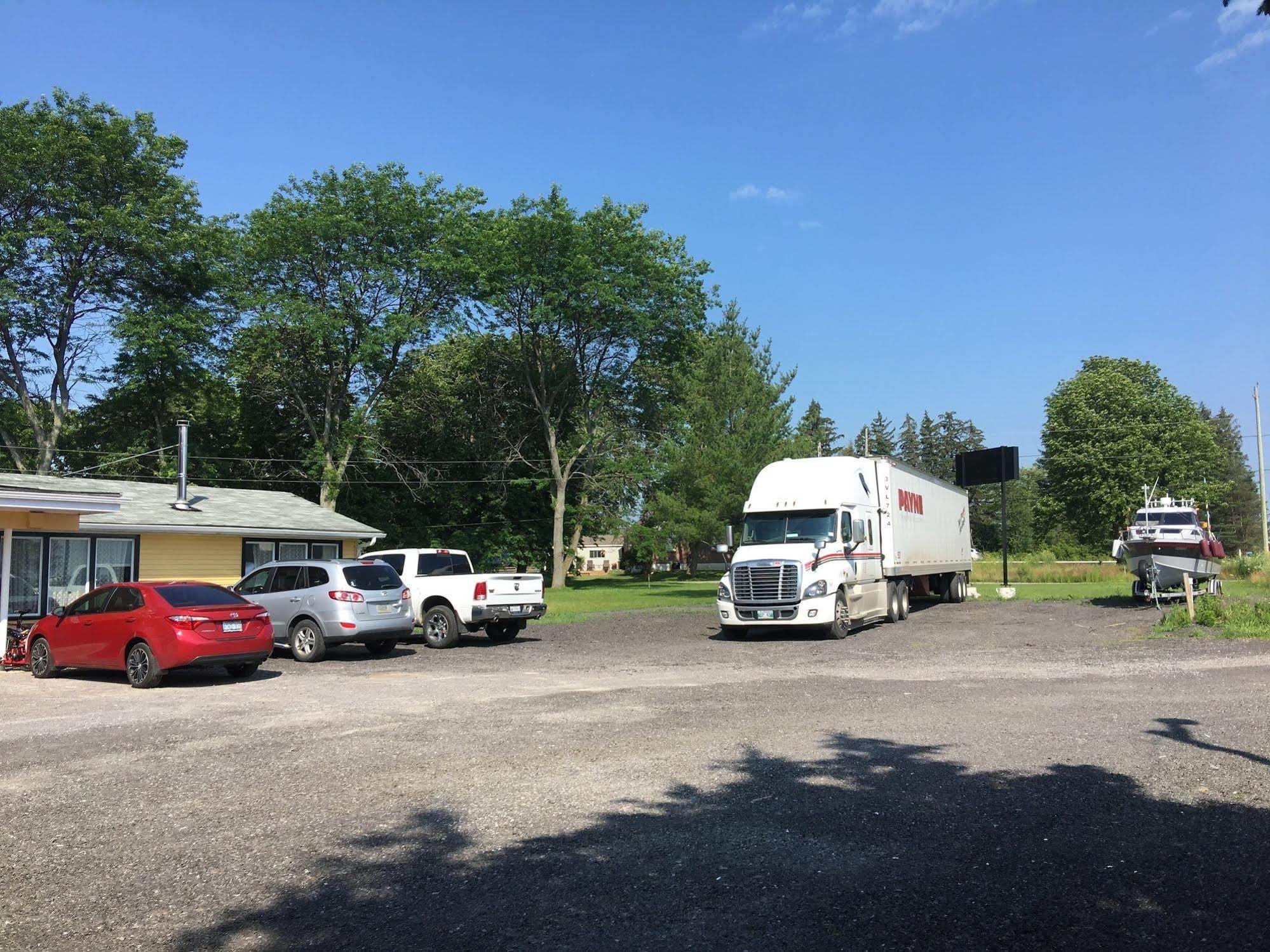 Knights Inn Cobourg Bagian luar foto