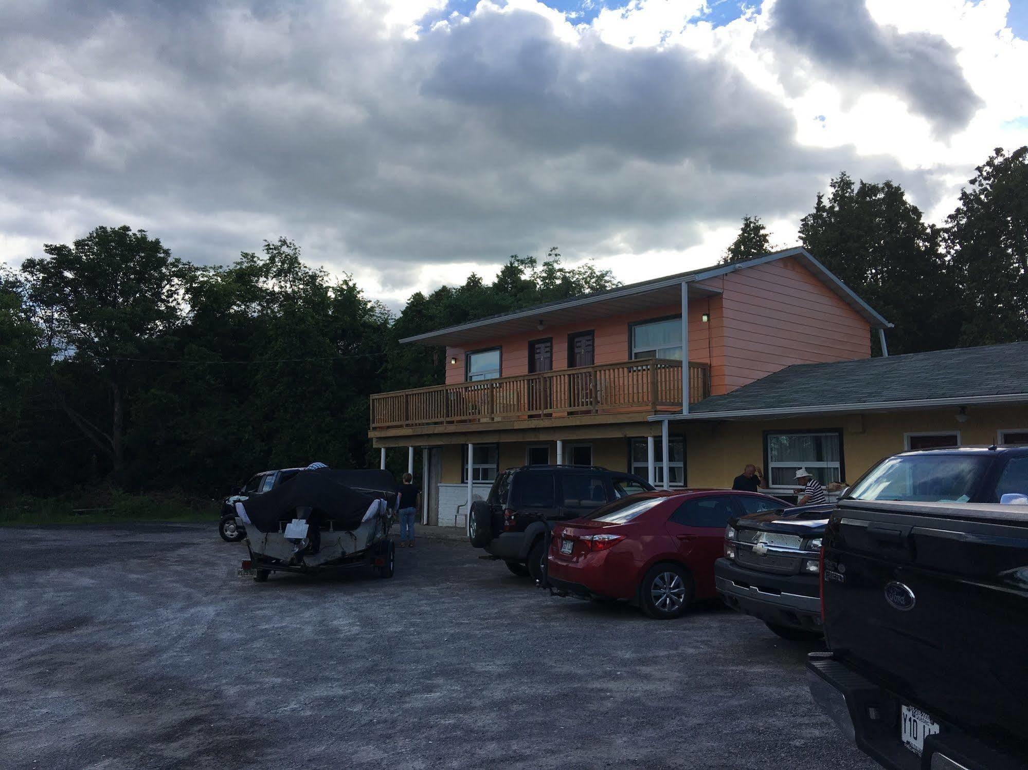 Knights Inn Cobourg Bagian luar foto